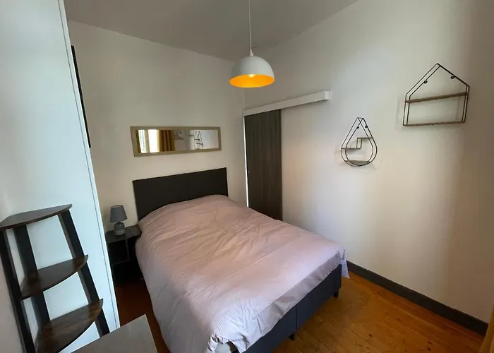 2- Quartier Historique Aux Pieds Des Falaises *